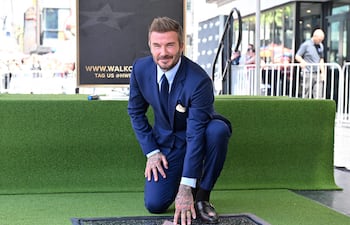 El exfutbolista inglés David Beckham posa junto a su estrella recién inaugurada en el Paseo de la Fama de Hollywood durante una ceremonia en Hollywood, California, el 12 de junio de 2026.