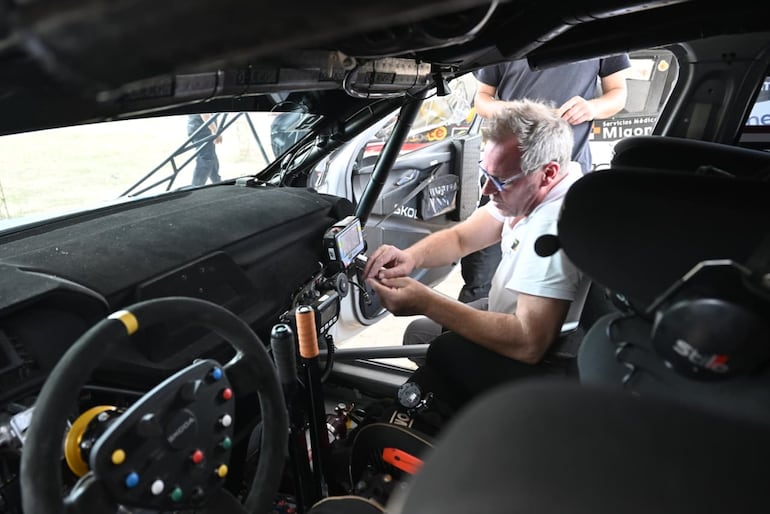 Los autos del Campeonato Nacional de Rally realizan la instalación del GPS en la Terminal de Ómnibus de la ciudad de Mariscal Estigarribia, cabecera del Rally del Chaco 2026.