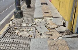 Pésimo estado de la vereda inclusiva sobre 25 de Mayo, frente a la Plaza Uruguaya.
