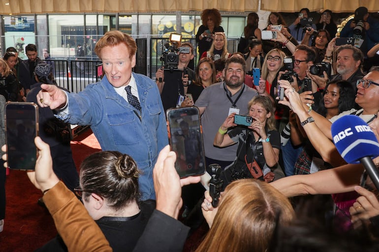Conan O'Brien habla con los medios después de desplegar la alfombra roja para la 98.a ceremonia anual de los Premios Óscar. (EFE/EPA/CHRIS TORRES)
