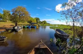 Canoas en el río de Paraguay.