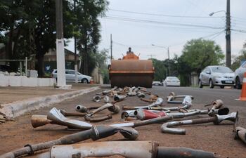 Los roncadores fueron destruidos frente a la Municipalidad de Presidente Franco.