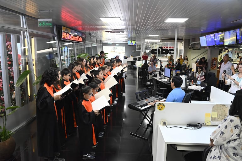 Los niños y jóvenes del Coro Arapy deleitaron a la redacción con obras de compositores nacionales y extranjeros.