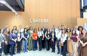 La comitiva que vistió COMEPAR estuvo compuesta por Israel Ríos, oficial de Nutrición de la FAO Panamá, y Najla Veloso, secretaria ejecutiva de la Red de Alimentación Escolar Sostenible (RAES), junto con representantes de la INABIE de República Dominicana que integraron la misión técnica. La agenda tuvo el acompañamiento de representantes del Gobierno de Paraguay, mediante el Consejo Nacional de Alimentación Escolar (CONAE), el Ministerio de Desarrollo Social (MDS) y otras instituciones vinculadas al Programa Hambre Cero.