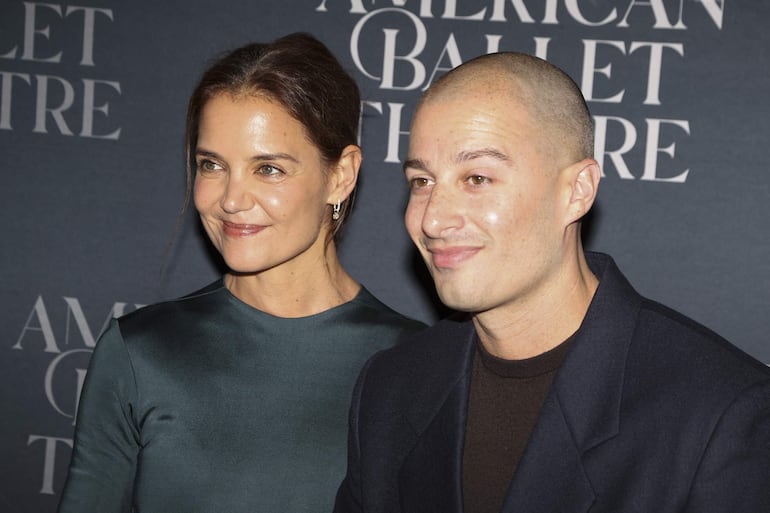 ¡Linda parejita! Katie Holmes y Jason Bard Yarmosky. (EFE/EPA/SARAH YENESEL)