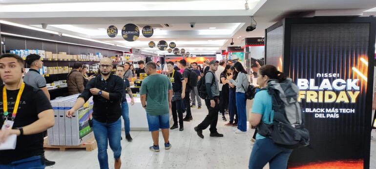 En los primeros 30 minutos ingresaron unas 500 personas a la tienda.