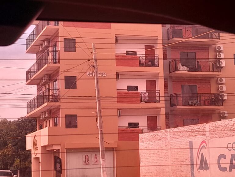 Edificio ubicado en Capiatá en la calle Curupayty 1302, que sería de propiedad del Comandante de la Policía Nacional, Carlos Humberto Benítez.