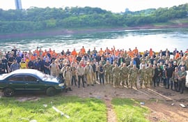 Varias instituciones se unieron para limpiar el muelle del barrio Remansito de Ciudad del Este.