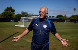 El seleccionador de Paraguay, Gustavo Alfaro, habla con periodistas durante un entrenamiento este domingo, en el Spartan Soccer Complex, en San José, California (Estados Unidos).