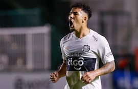 Fernando David Cardozo (25 años) puso el empate transitorio de Olimpia que derrotó 2-1 a Barracas Central de visitante.