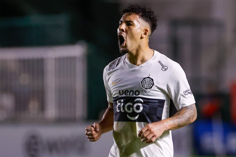 Fernando Cardozo de Olimpia celebra un gol este miércoles, en un partido de la fase de grupos de la Copa Sudamericana entre Barracas Central y Olimpia en el estadio Claudio Fabián Tapia en Buenos Aires (Argentina).