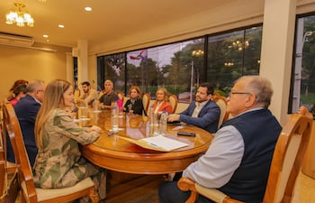Soledad Núñez y su equipo electoral reunidos con autoridades del TSJE.