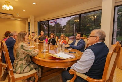 Soledad Núñez y su equipo electoral reunidos con autoridades del TSJE.