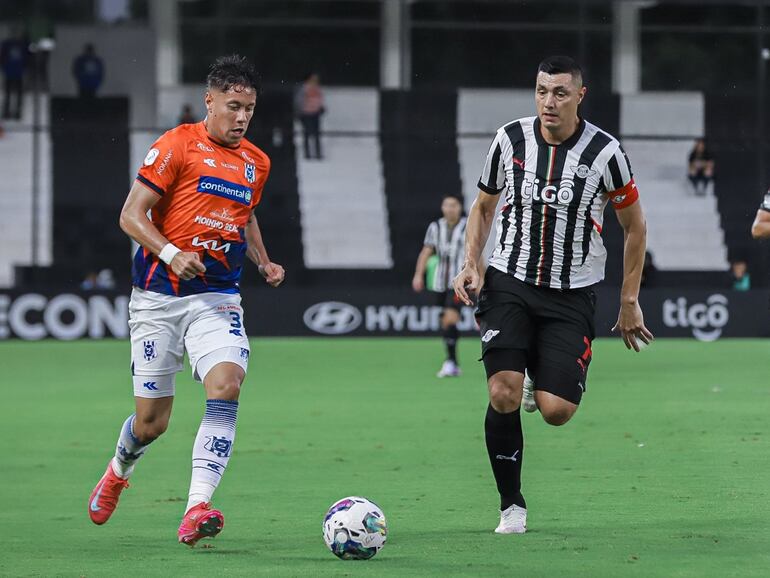 Óscar Cardozo (i), futbolista de Libertad, pelea por el balón en un partido frente al 2 de Mayo por la undécima fecha del torneo Apertura 2025 del fútbol paraguayo en el estadio La Huerta, en Asunción, Paraguay.