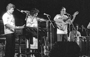 Cutumay Camones, grupo de miembros del FMLN, tocando en Chicago, Illinois, EEUU 1989