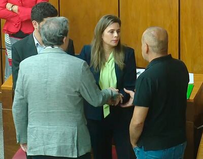 La ex senadora destituida Kattya González rechaza el saludo del senador Basilio Núñez en el acto de juramento de Ignacio Iramain.