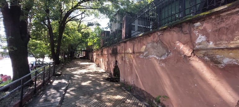 Muro exterior sobre la avenida Mariscal López está en ruinas, con profundas grietas y hasta boquetes, producto de décadas de abandono municipal.