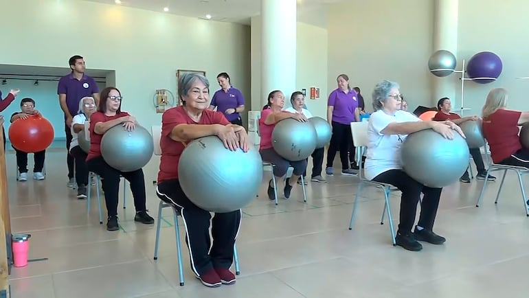 Adultos mayores realizan ejercicios sin aire acondicionado, a puertas cerradas en el CREAM de San Bernardino.