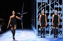 El artista italiano de Instagram Sagg Napoli (izq.) presenta una creación de Dior para la colección Prêt-à-porter femenino Primavera-Verano 2025 como parte de la Semana de la Moda de París. Christian Dior rindió homenaje a una mujer que cabalga por la vida con la libertad de su amazona en la presentación este martes de su colección prêt-à-porter femenina para la primavera-verano de 2025, una impronta deportiva que también tiñó mallas y conjuntos de chaqueta y pantalón, pensados para las “guerreras” del siglo XXI.