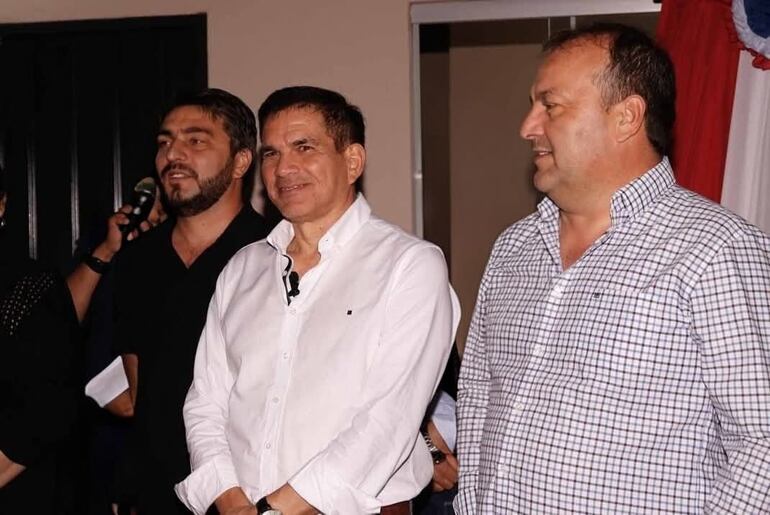 De izquierda a derecha: equipo de HC, concejal municipal Julio Ortiz, ministro de Urbanismo Juan Carlos Baruja y concejal departamental Daniel Ortiz.