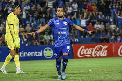 William Ramón Santander Alderete (33 años) festeja el tanto del empate parcial, en el triunfo de anoche ante el 2 de Mayo. (Foto: APF)