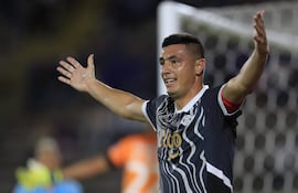El paraguayo Óscar Cardozo, futbolista de Libertad, celebra un gol en el partido frente a Universidad Católica en la revancha de los playoffs de octavos de final de la Copa Sudamericana 2024 en el estadio Olímpico Atahualpa, en Quito, Ecuador.