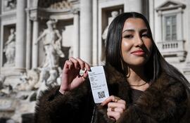Un turista muestra un ticket para ingresar al área de la Fontana di Trevi en el primer día de admisión paga, en Roma, Italia, el 2 de febrero de 2026.