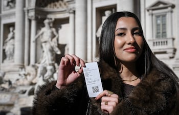 Un turista muestra un ticket para ingresar al área de la Fontana di Trevi en el primer día de admisión paga, en Roma, Italia, el 2 de febrero de 2026.