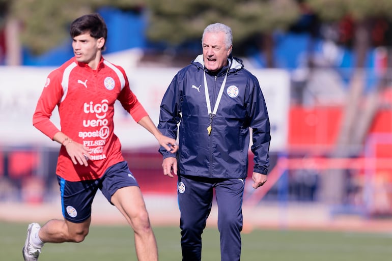 El argentino Gustavo Alfaro, seleccionador de Paraguay, durante un entrenamiento de la Albirroja en el estadio de Panionos FC, en Atenas, Grecia.