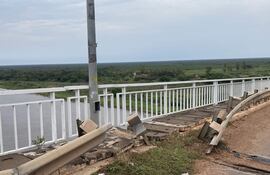 Foto del puente Nanawa en Concepción, desde donde cayó un camión.