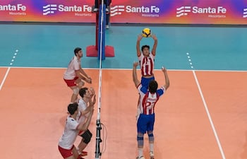 La selección de Chile (i) dejó fuera de las semifinales a Paraguay, que perdió sus dos partidos por la fase de grupos. Este jueves enfrentará a Bolivia para tratar de quedar en quinto lugar.
