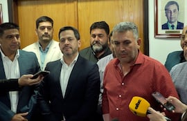 Los diputados Hugo Meza, Mauricio Espínola, Raúl Latorre y Miguel del Puerto (d) junto a dirigentes de gremios docentes que se reunieron ayer por la reforma de la Caja Fiscal.