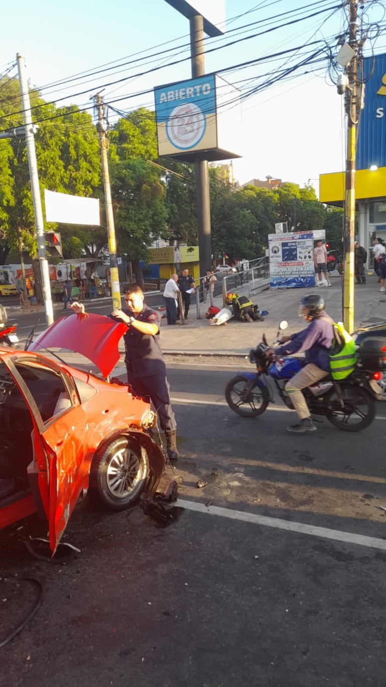 Una conductora result&oacute; herida tras perder el control de su veh&iacute;culo en Eusebio Ayala y Kubischek.