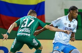 El paraguayo Walter Clar, futbolista de Chapecoense, disputa el balón en un partido frente a Gremio por la fecha 6 de la Serie A de Brasil en el estadio Arena Condá, en Chapecó, Brasil.