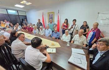 El diputado Roberto González, de la disidencia colorada, con adultos mayores.