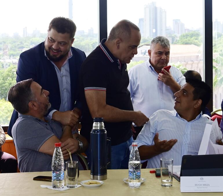 El senador Basilio "Bachi" Núñez dialoga con el diputado Hugo Meza, mientras a su izquierda se saludan los senadores Colyn Soroka y Ever Villalba.