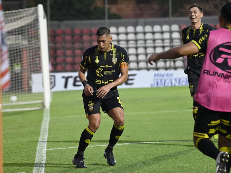 Wilfrido Báez, futbolista de Recoleta FC, celebra un gol en el partido frente a San Lorenzo por la cuarta fecha del torneo Apertura 2026 de la Primera División de Paraguay en el estadio Gunther Vogel, en San Lorenzo, Paraguay.