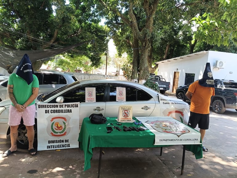 Los dos detenidos con el vehículo robado en Piribebuy.