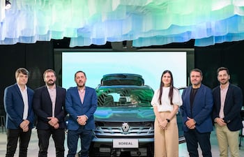 Ezequiel Montalenti, Federico Ragel, Fabrizio Galetto, Valentina Garmendia, Fernando Correa y Agustín Varela. Seis personas en trajes oscuros y blusa blanca sonríen frente al Renault Boreal, bajo luces verdes y azules.