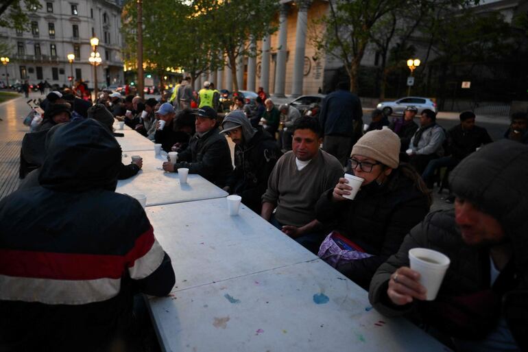 Pobladores de Buenos Aires acuden a recibir alimentos proveídos por la Red Solidaria, en Plaza de Mayo.