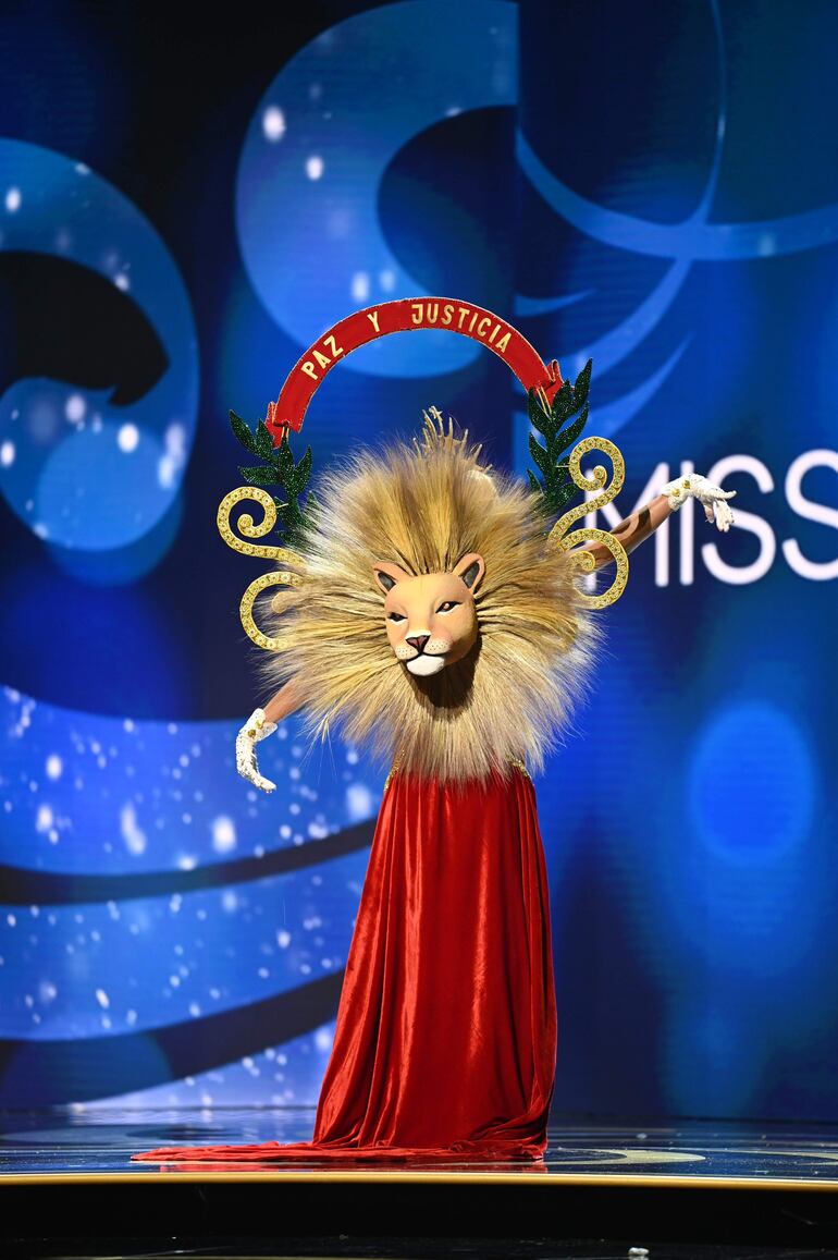 La Miss Universo Paraguay 2022, Leah Ashmore, mientras posa en el escenario durante la 71.ª Muestra de Trajes Nacionales de este concurso de belleza la noche del miércoles 11 de enero en el Ernest N. Morial Convention Center en Nueva Orleans, Luisiana. 