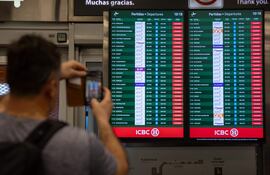 El aeropuerto "Jorge Newbery" de Buenos Aires. Un cartel muestra las cancelaciones de vuelos por la huelga general convocada hoy hasta la medianoche contra las reformas económicas y sociales del presidente Javier Milei.