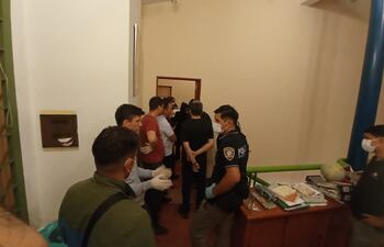 Los agentes intervinientes en la vivienda donde fue hallado el cuerpo de un hombre de 66 años, en Machio II, Lambaré.