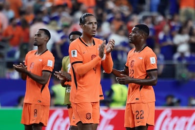 El defensor de Países Bajos, Virgil van Dijk (C), reacciona tras un empate en el partido de fútbol del Grupo F de la Copa del Mundo 2026 entre Países Bajos y Japón en el Dallas Stadium en Arlington.