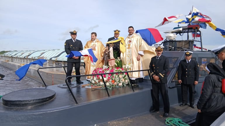 La tradicional procesión náutica fue acompañada por barcazas, lanchas y canoas.