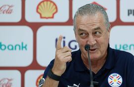 El seleccionador de Paraguay, el argentino Gustavo Alfaro, habla en una rueda de prensa este lunes, en el Centro de Alto Rendimiento (Carde) en Ypané (Paraguay). Paraguay enfrentará a Venezuela en la décima fecha de las eliminatorias sudamericanas para el Mundial de 2026.