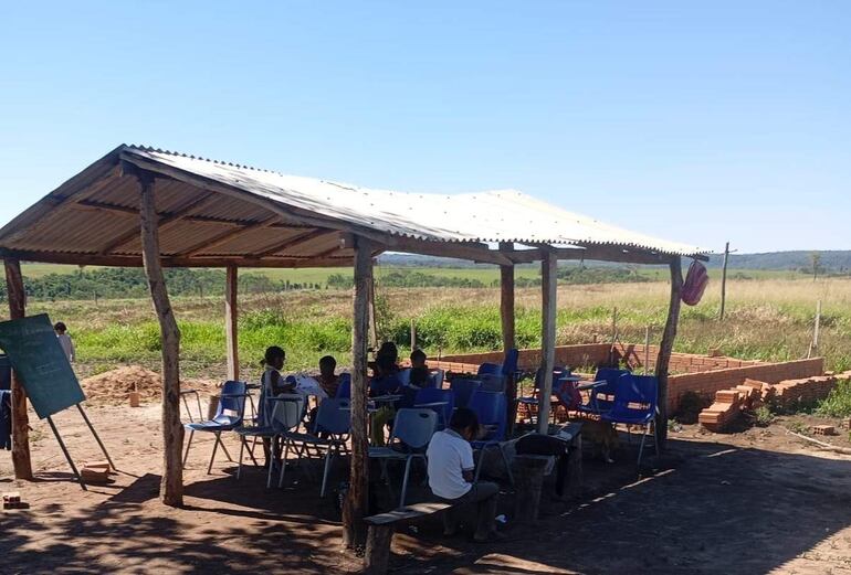 VDB El primer galponsito que se legró gracias a la colaboracion de la gente y  los padres para que los niños indigenas de unas 15 comunidades puedan recibir educación.