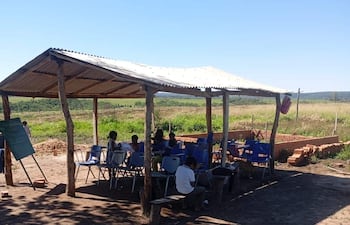 VDB El primer galponsito que se legró gracias a la colaboracion de la gente y los padres para que los niños indigenas de unas 15 comunidades puedan recibir educación.