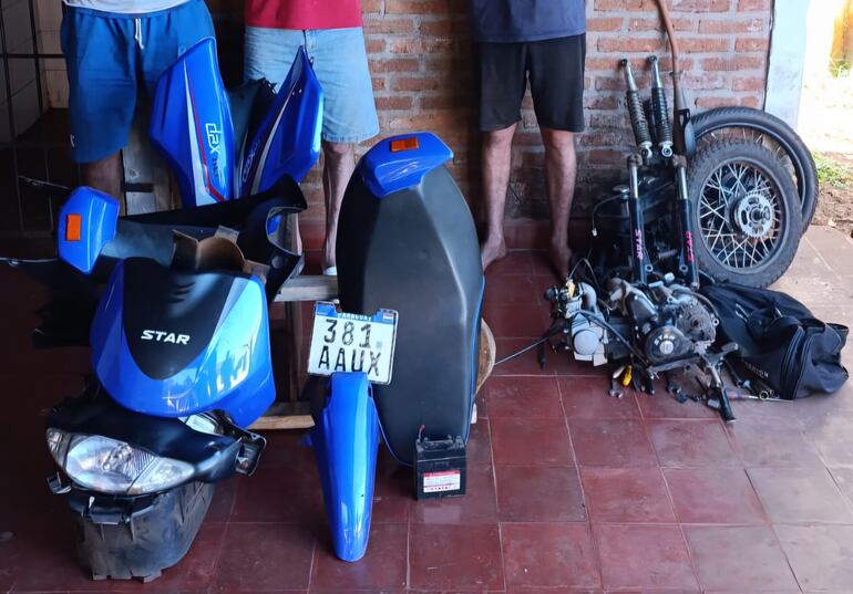 Querían vender partes desarmadas de motocicleta y quedaron detenidos