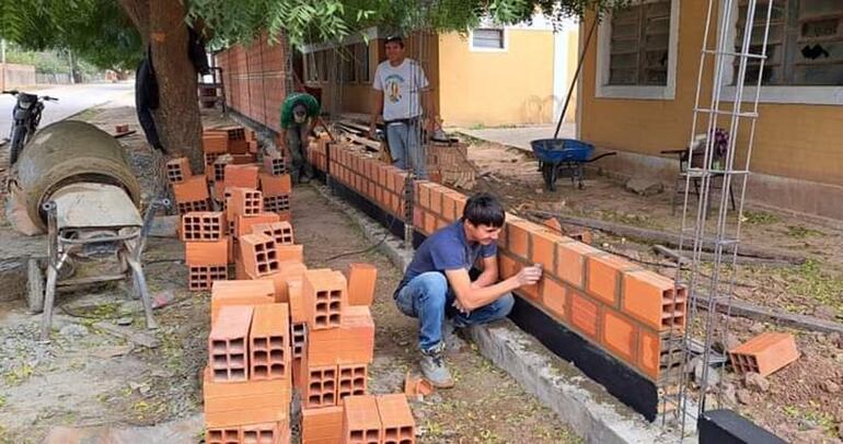 Construcción de cerco perimetral en la escuela Andrés Rivarola de Toro Pampa.